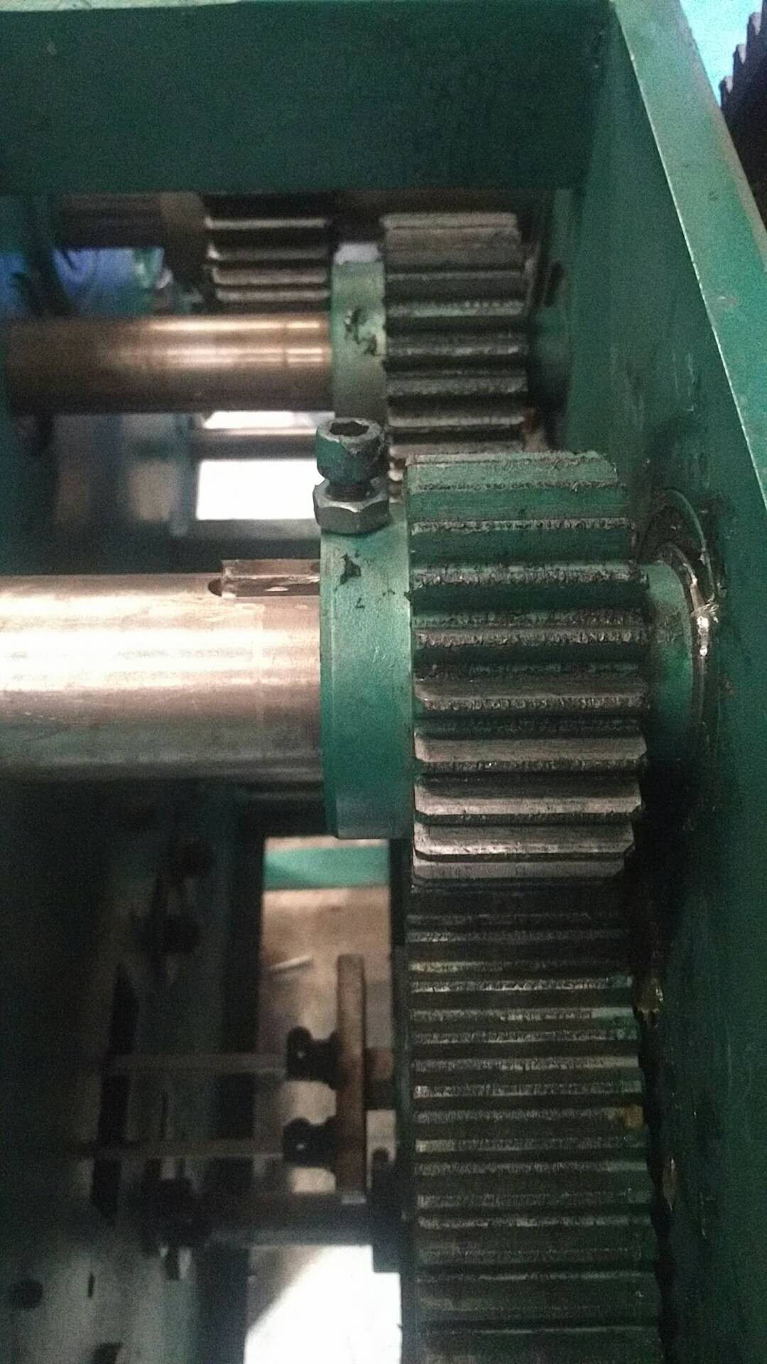 Out of sync adjustment for steel-strapping clip-machine2000