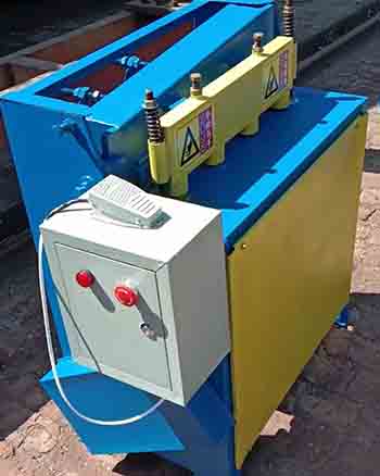 Mesin pemotong untuk menyiapkan bahan lembaran yang digunakan dalam mesin klip tali clip machine