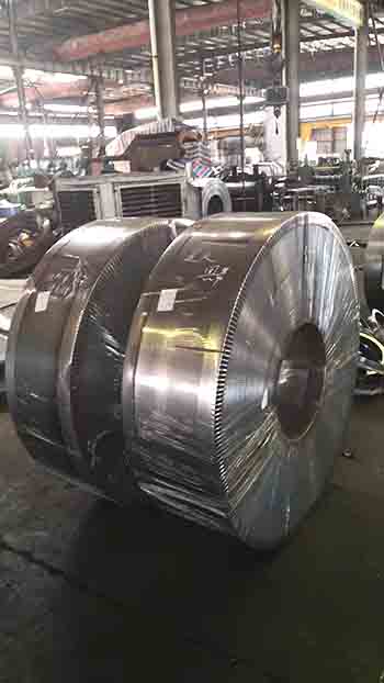 Machine for making outer heavy-duty protector of steel coil